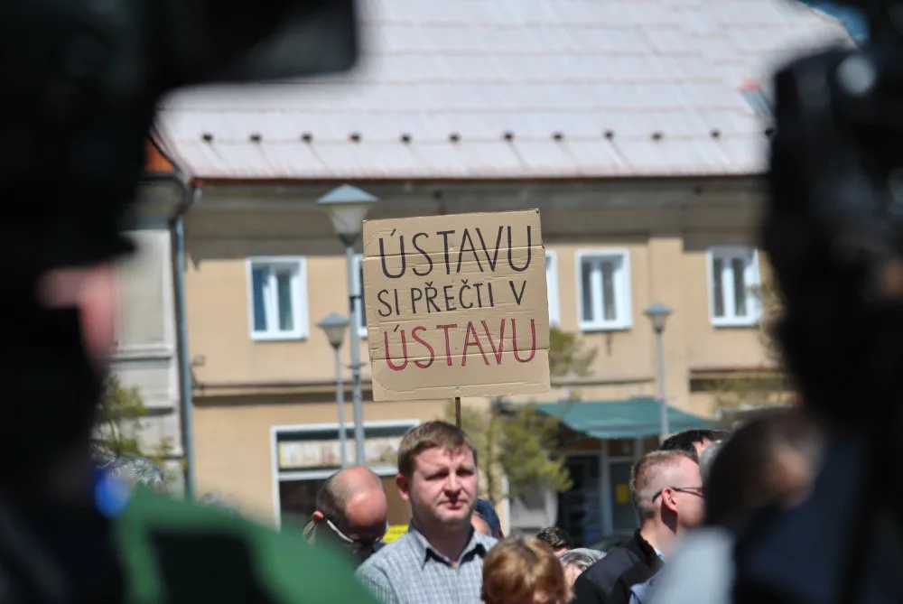 Jeden z protestujících proti Miloši Zemanovi v Doksech