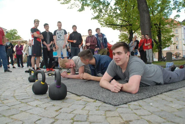 posilování na náměstí