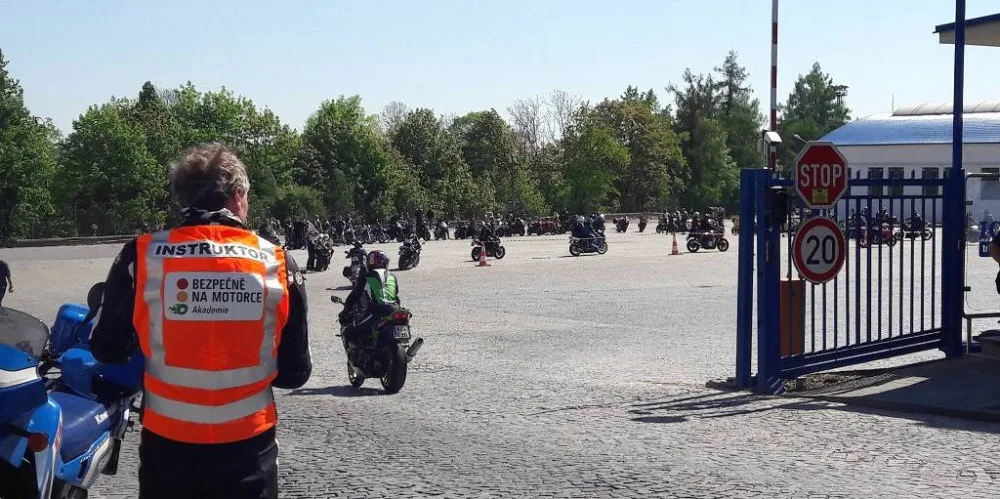 S instruktorem motoškoly, který zemřel na motorce, se kamarádi loučili spanilou jízdou