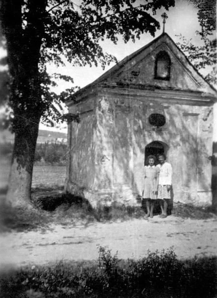 Kaplička stála u železniční trati ve Starých Horách zhruba naproti dnešní žel. zastávce u Bosche