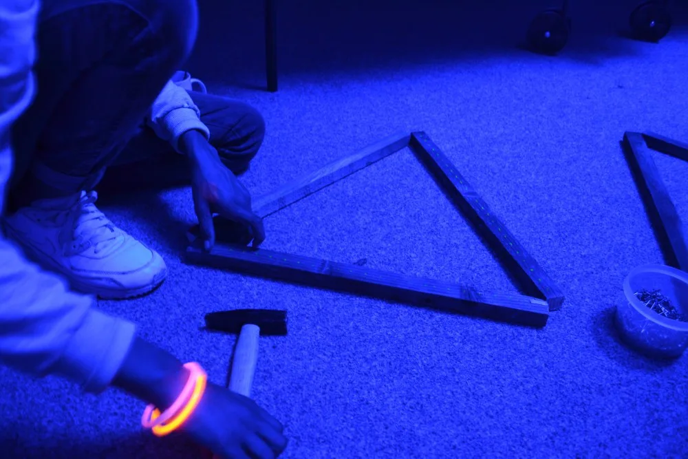 UV aktivní dekorace rozzářily jihlavský Vrakbar. Na workshopu se vyřádily hlavně děti