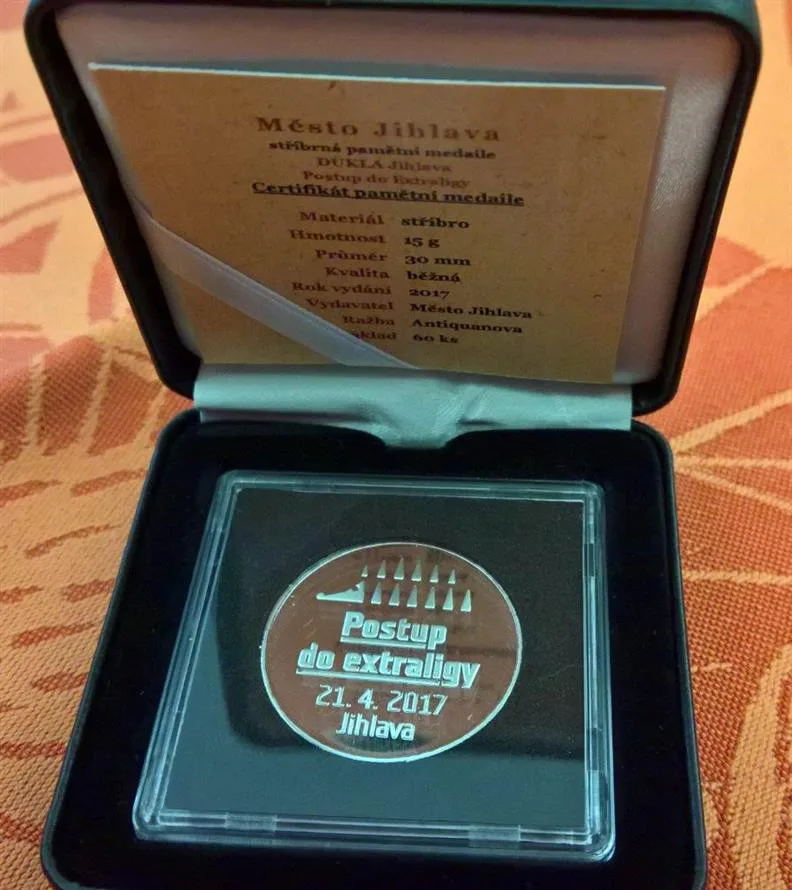Po dovolené si jihlavští hokejisté dali pivo s vedením města. Setkání ozdobily pamětní medaile