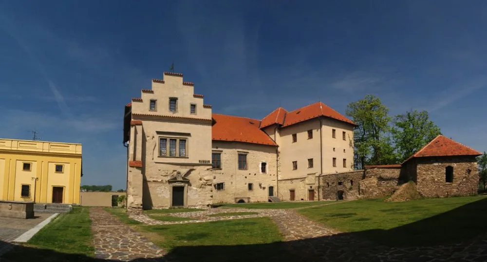 Obnovené nádvoří hradu v Polné ozdobí bronzová socha Boženy Němcové. Odhalí se 21. června