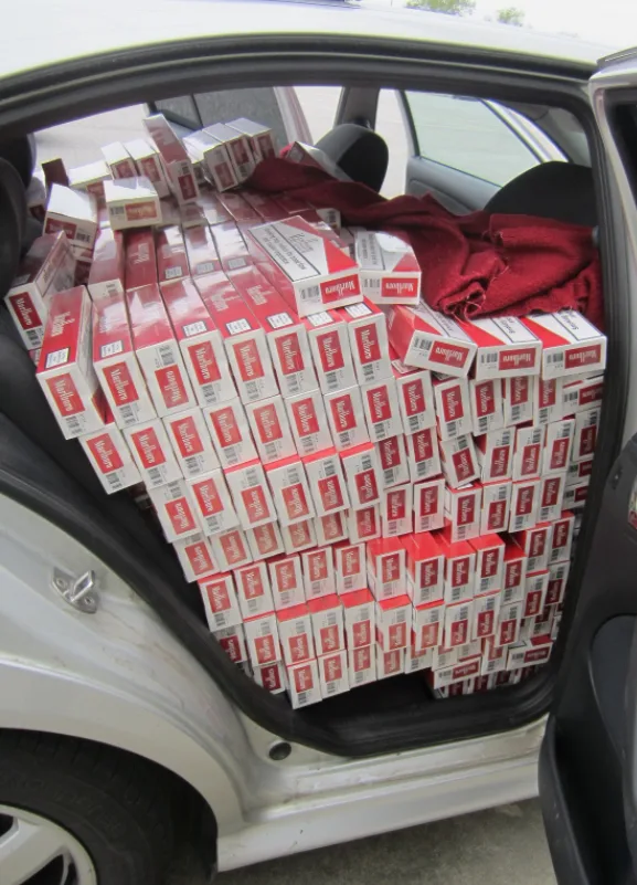 Slovenský řidič převážel přes Vysočinu více než 900 kartonů padělaných cigaret. Hrozí mu tři roky