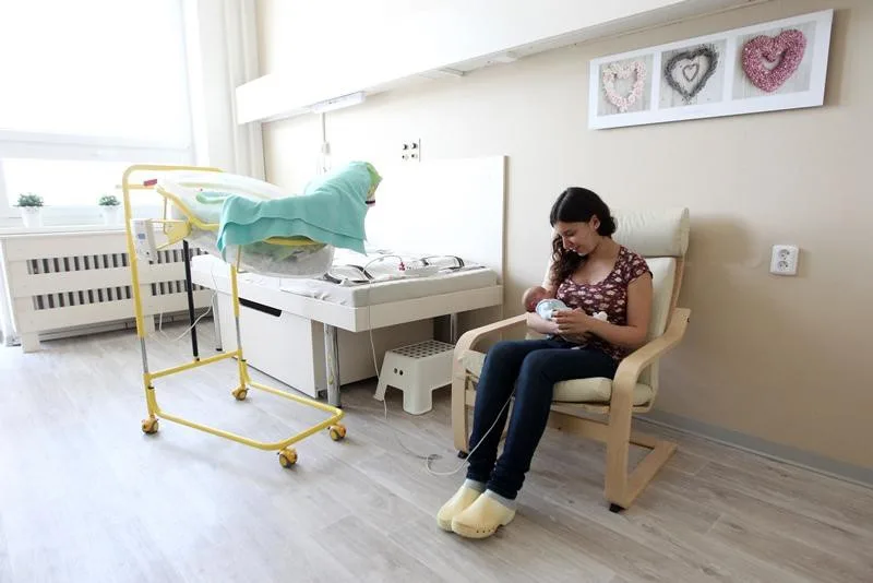 Pokoj na novorozenecké JIP dostal nový kabát. Jsou v něm květinové a srdíčkové motivy