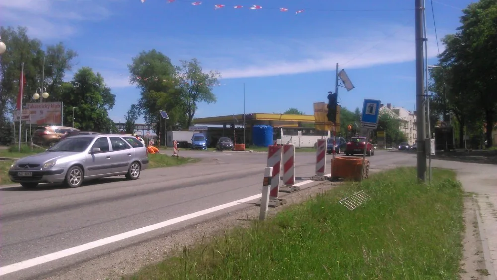 Přípravy na světelnou křižovatku v Rantířovské ulici vrcholí. Zatím bliká oranžová