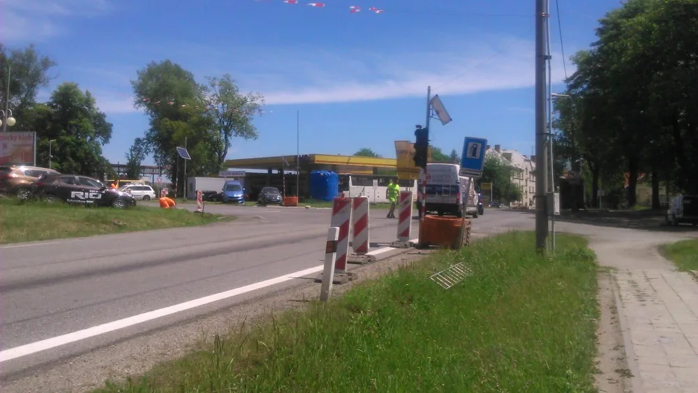 Přípravy na světelnou křižovatku v Rantířovské ulici vrcholí. Zatím bliká oranžová