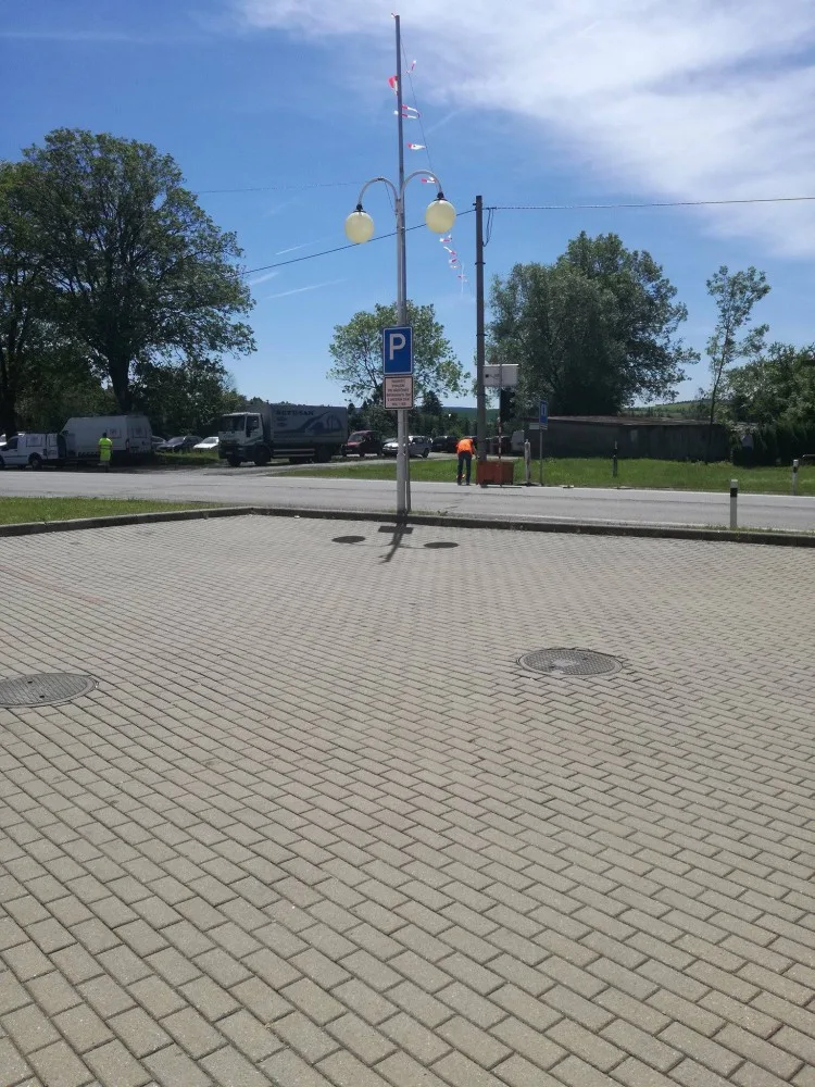 Přípravy na světelnou křižovatku v Rantířovské ulici vrcholí. Zatím bliká oranžová