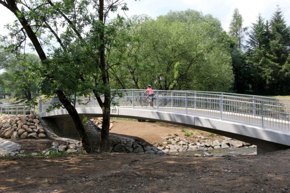 Cyklisté mohou zkusit novou stezku u řeky Jihlavy. Po jejím dokončení se uleví řidičům
