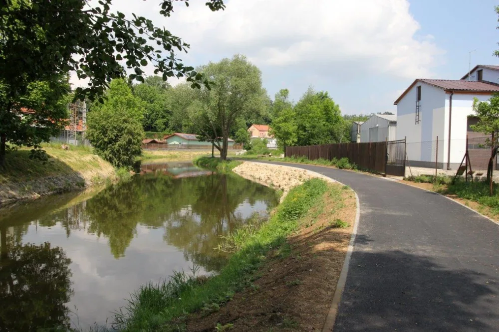 Cyklisté mohou zkusit novou stezku u řeky Jihlavy. Po jejím dokončení se uleví řidičům