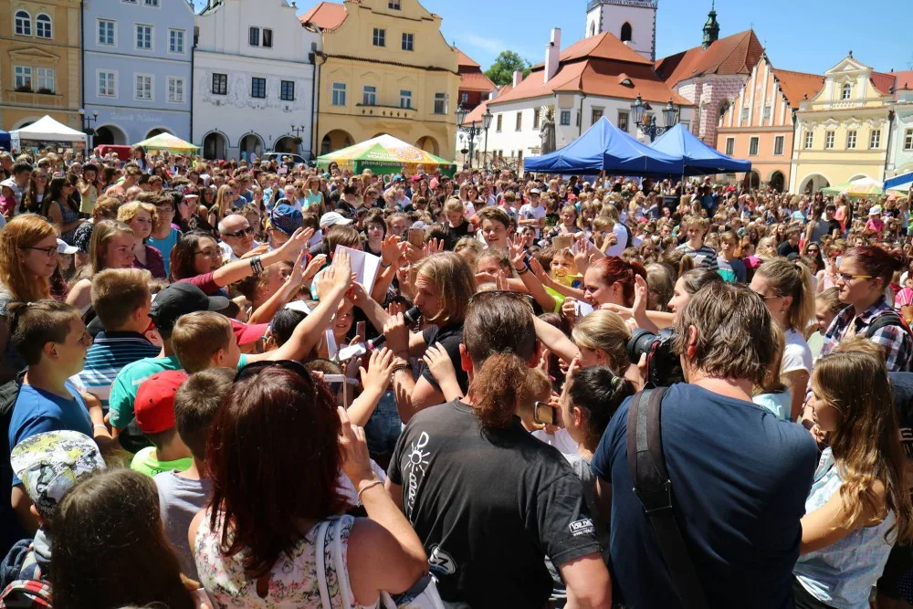 Pelhřimovští školáci vytvořili první rekord festivalu rekordů. Zazpívali s Tomášem Klusem