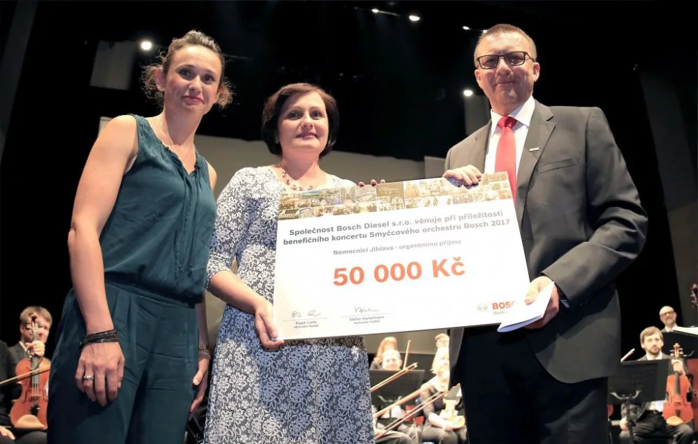 Výtěžek z prodeje vstupenek na benefiční koncert ve výši 50 000 korun půjde na podporu Urgentního příjmu Nemocnice Jihlava. Dar přejímala Hana Hladíková, vrchní sestra Urgentního příjmu Nemocnice Jihlava. Popis zprava doleva: obchodní ředitel firmy Bosch