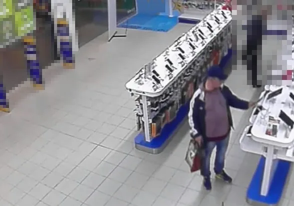V City Parku byl ukraden notebook Lenovo. Policie pátrá po muži na fotografiích