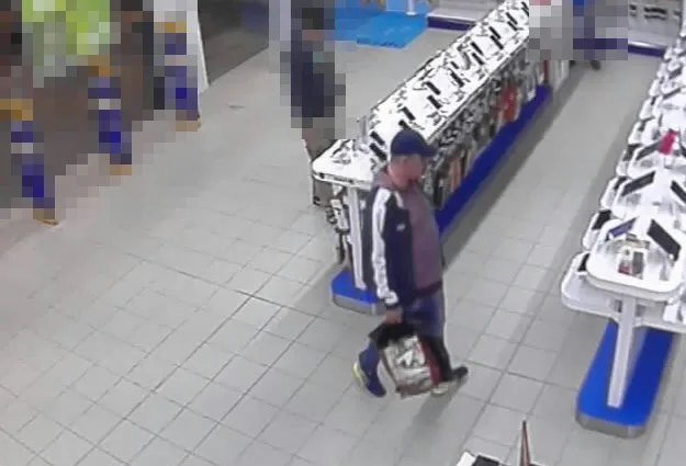 V City Parku byl ukraden notebook Lenovo. Policie pátrá po muži na fotografiích