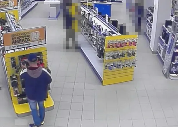 V City Parku byl ukraden notebook Lenovo. Policie pátrá po muži na fotografiích