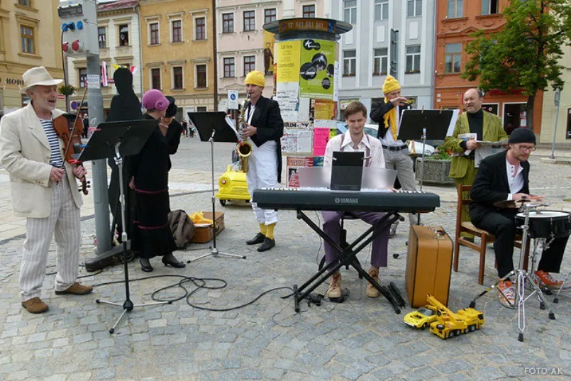 Herci Horáckého divadla mají za sebou 77. sezonu. Rozloučí se s ní na Masarykově náměstí   