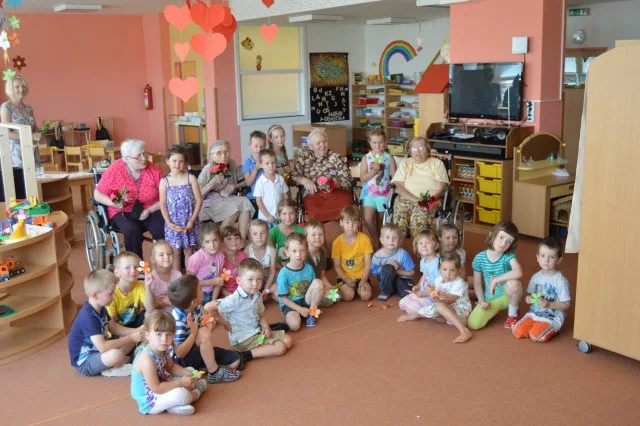 Obyvatelky velkomeziříčského domova pro seniory si připravily program pro děti z mateřské školky