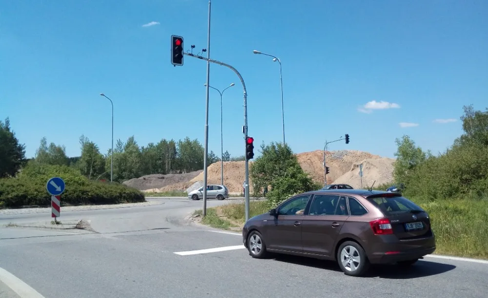 Kruhový objezd v průmyslové zóně už týden řídí semafory