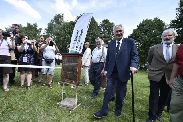 Miloš Zeman v Jihlavě přislíbil, že omezí nevybíravé verbální útoky. Poté otevřel naučnou stezku ve Smrčné