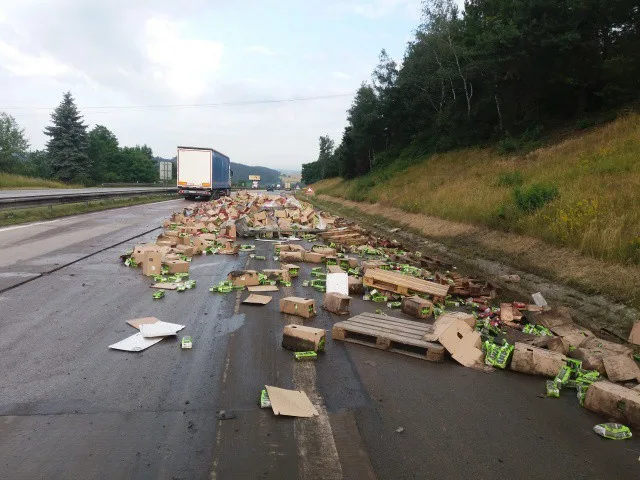 Zdrogovaný řidič vysypal na dálnici náklad vína