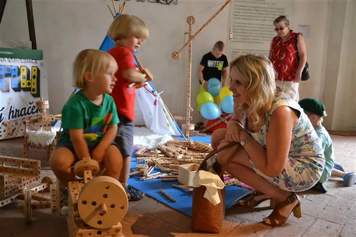 Začalo oblíbené Hračkobraní. U dětí vede lepenkové divadélko, maňásci a vláčky