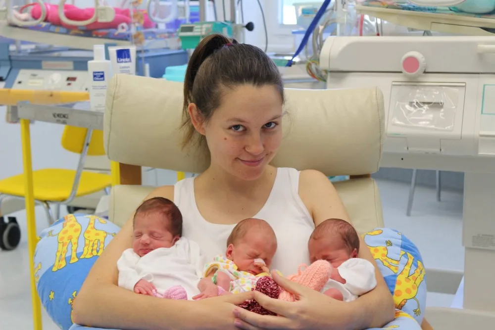 Jihlavská nemocnice se po pěti letech stará o trojčata. Tři holčičky se mají čile k světu