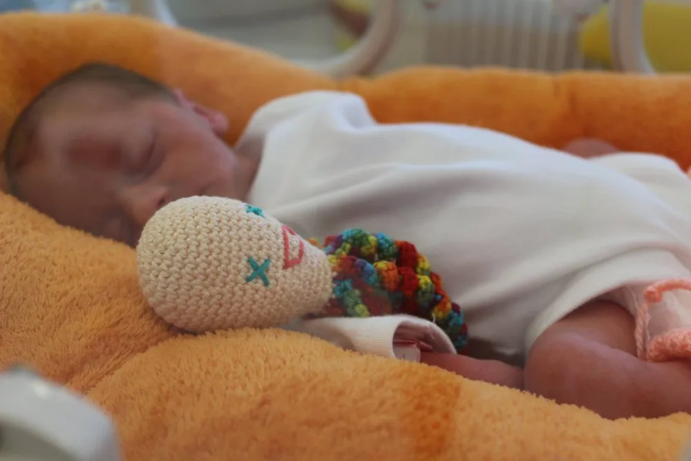 Jihlavská nemocnice se po pěti letech stará o trojčata. Holčičky se mají čile k světu
