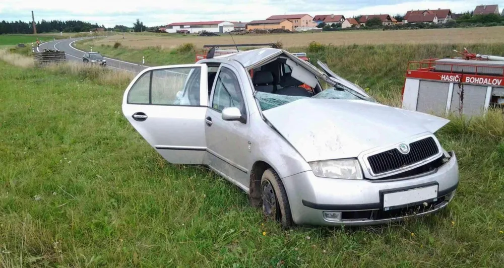 Osobní auto bouralo u Bohdalova. Nehoda si vyžádala zásah hasičů a čtyři zraněné 