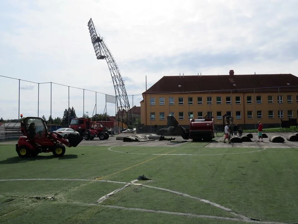 Konec výmolů na umělé trávě na "Rošárně". V úterý se rozběhla její kompletní rekonstrukce