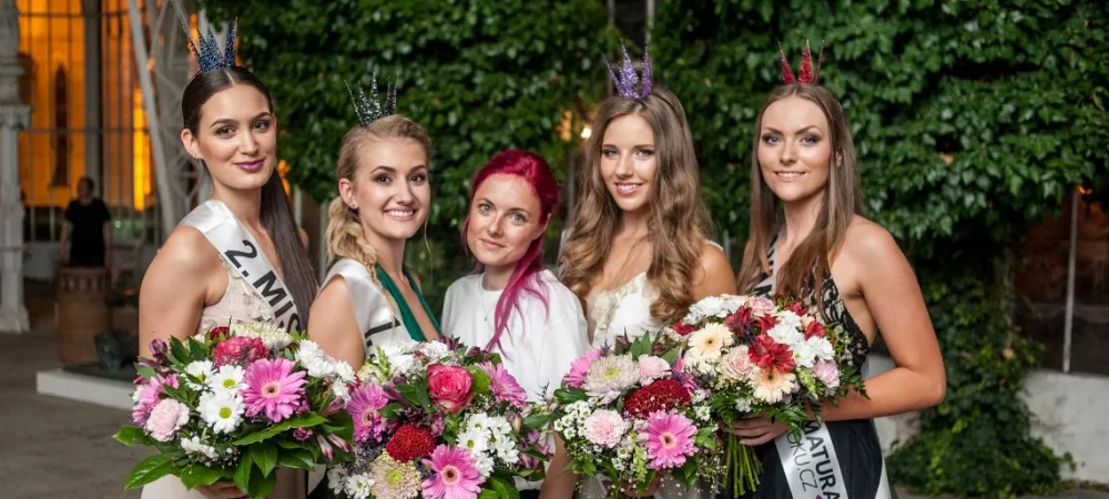Zleva Aneta Nováková (2. místo), Lucie Šlezingrová (současná vítězka), Martina Matoušková (končící ředitelka soutěže), Dominika Rozmajzlová (3. místo) a Štěpánka Vaňková (Maturantka Sympatie) 