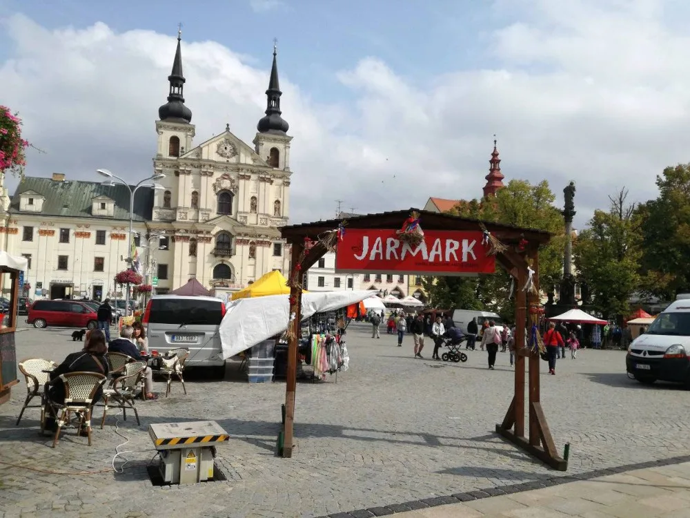 Na jihlavském náměstí dnes zavoněly farmářské výrobky a zahrála dechovka