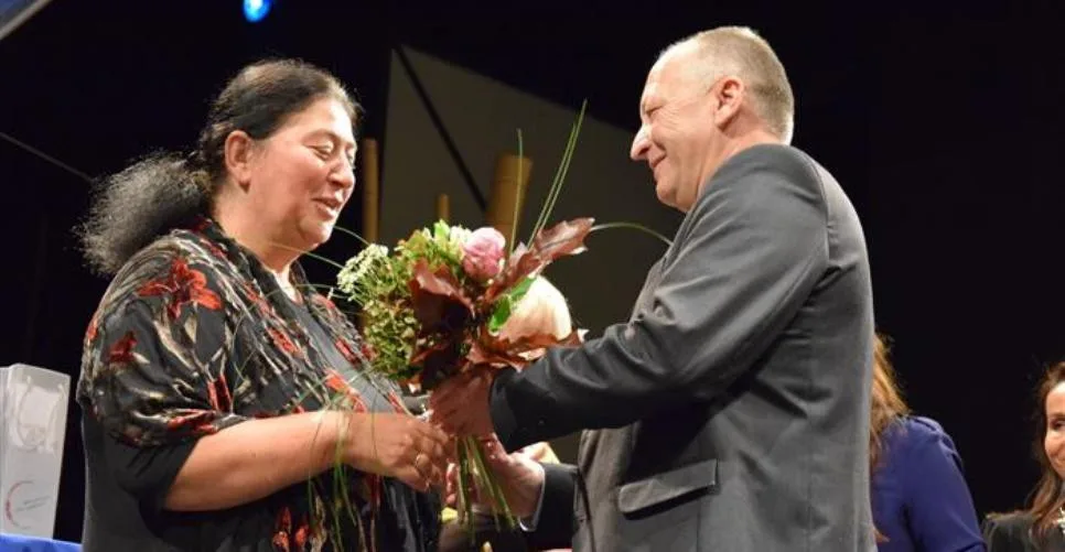 Ruth Šormová přebírá gratulaci od náměstka hejtmana Kraje Vysočina Pavla Fraňka