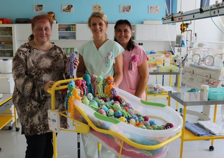 Novorozencům v nemocnici pomáhají chobotničky. Díky nim lépe prospívají