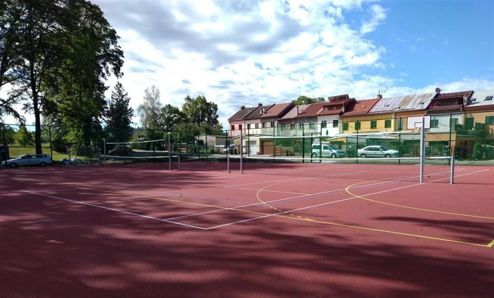 Lidé v Heleníně mohou využívat nové hřiště. Třeba na malou kopanou, tenis nebo volejbal