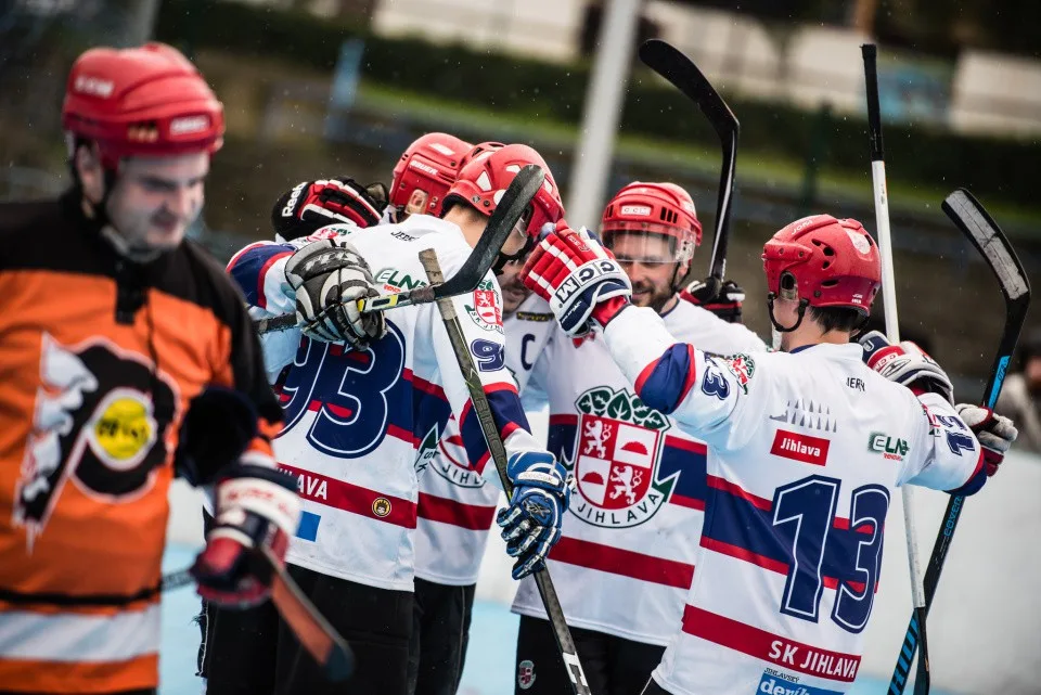 Derby v Moravské hokejbalové lize jasně ovládla rezerva SK Jihlava. S Flyers si poradila 7:2