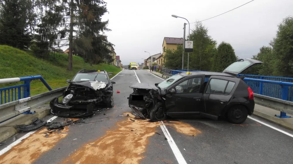 Opilý řidič způsobil nehodu v Mrákotíně. Tři lidé skončili v nemocnici, škoda je 350 tisíc korun