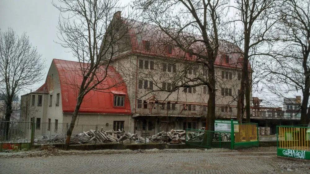 Stoletá sýpka v centru Jihlavy se bourat nebude. Asi se promění v kanceláře a obchody