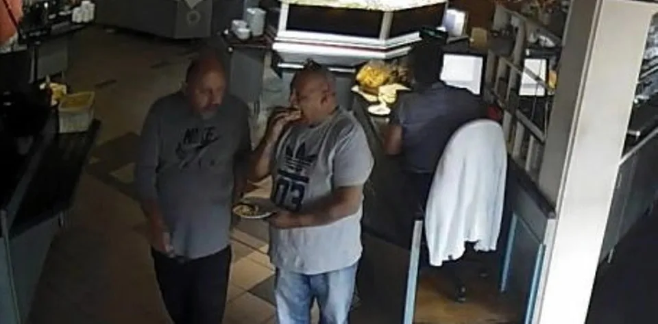 Pokladní v motorestu na dálnici byla okradena třemi muži. Hledá je policie