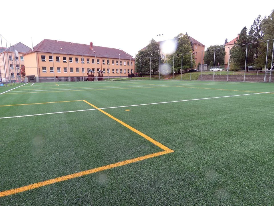 Nová umělá tráva na "Rošárně" je už položena. Příští týden by měla jít do zkušebního provozu