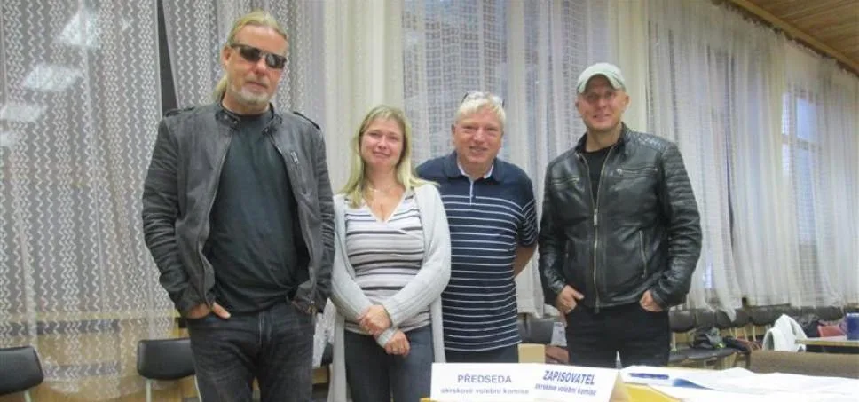 Slavní muzikanti se zapisovatelkou Michaelou Jiráčkovou a předsedou komise Pavlem Schmidtem