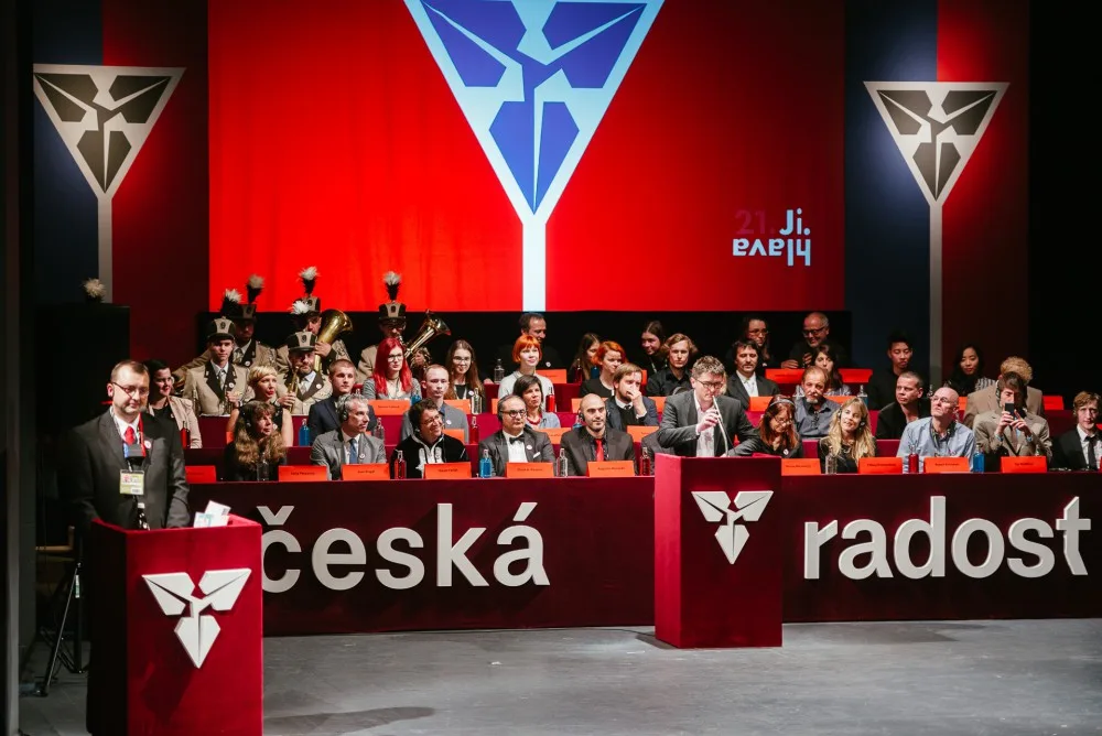 Ve stylu stranických sjezdů. Dokumentární festival byl v úterý večer slavnostně zahájen