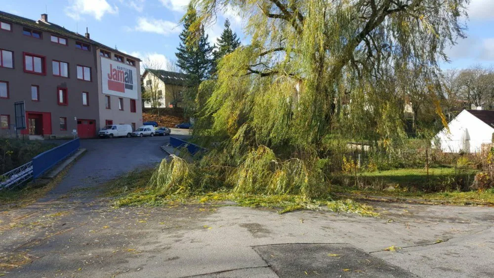 Vichřice si vyžádala dvě oběti, jednu na Vysočině. Hasiči zde vyjeli k více než stovce případů