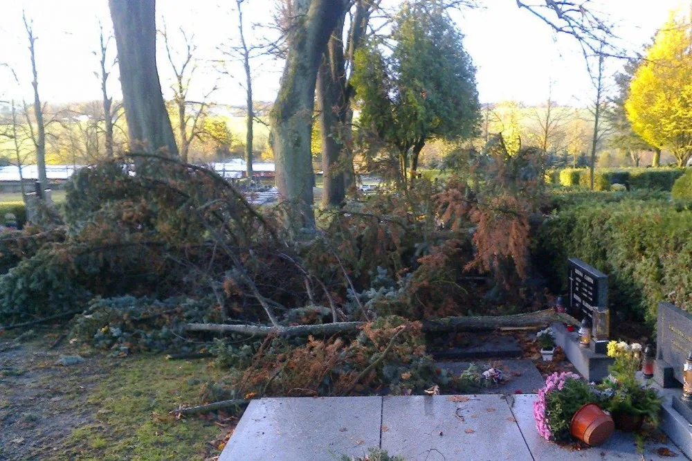Jihlavský ústřední hřbitov je po řádění silného větru pro návštěvníky opět otevřený