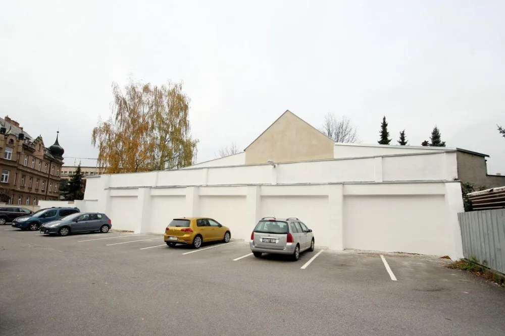 Opravená zeď v Bezručově ulici je k dispozici umělcům. Radnice přijímá grafické návrhy