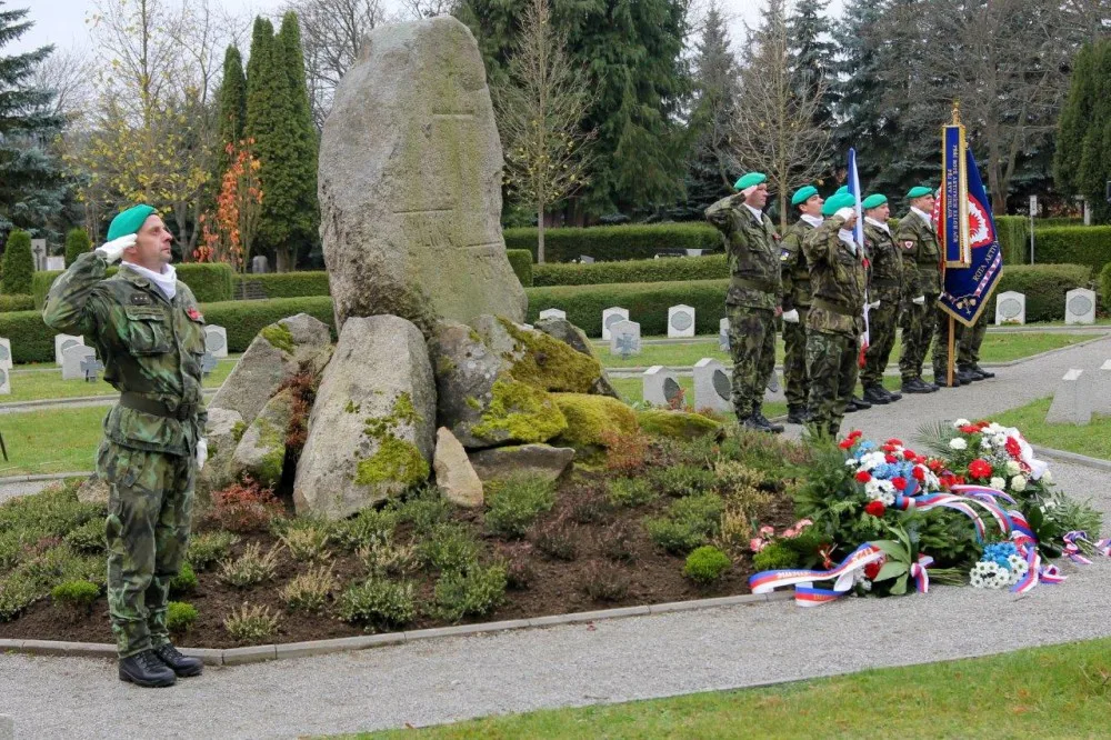Jihlava si 11. listopadu na ústředním hřbitově připomněla válečné veterány