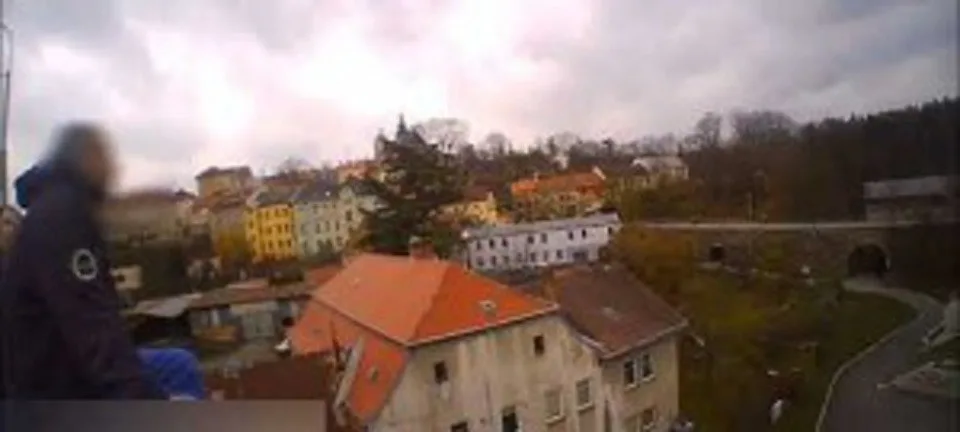 VIDEO: Policisté minulý týden zachránili sebevraha, který hodlal skočit z Brněnského mostu