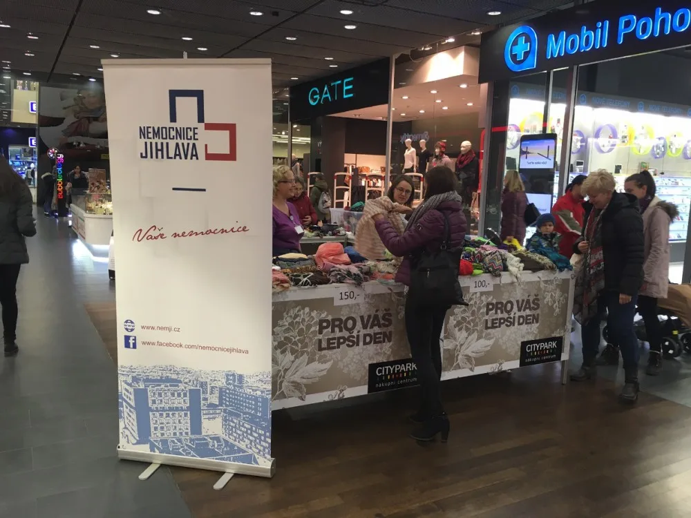 Letošní Šátkový veletrh byl úspěšný. Na onkologii díky němu poputuje přes padesát tisíc korun