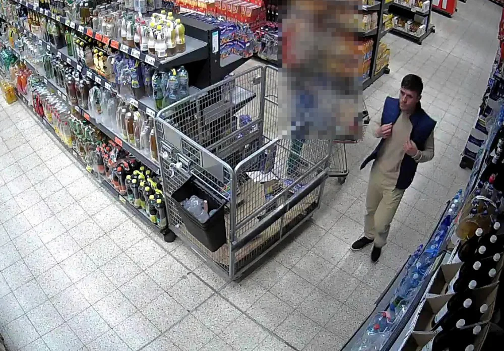 Dva muži okradli třiasedmdesátiletou seniorku. Přišla o peněženku a všechny doklady