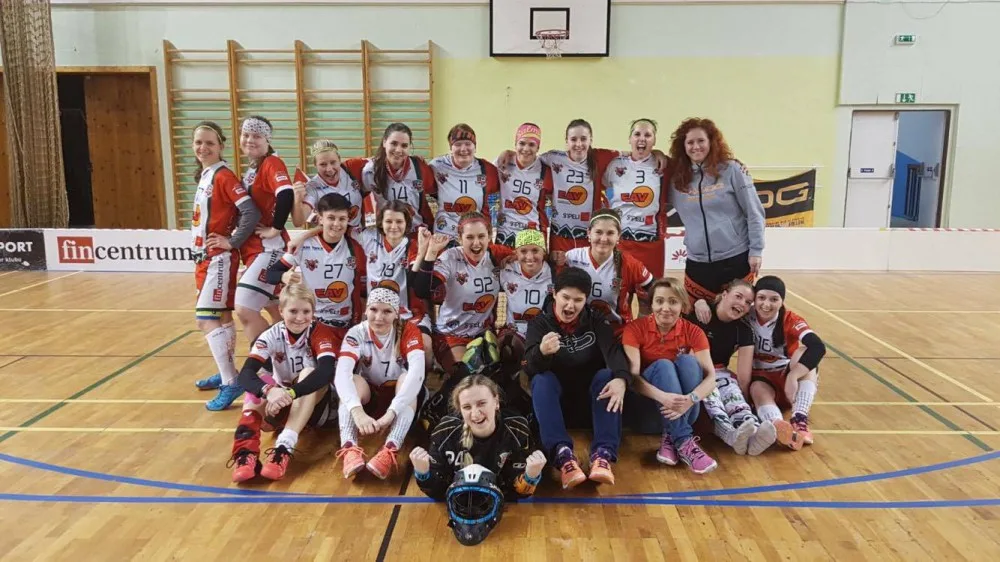 Ve florbalovém městském derby zvítězil SK, hráčkám FBŠ nasázel 16 branek