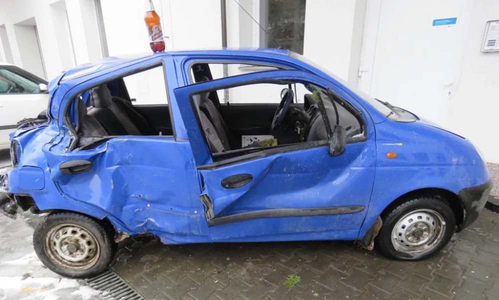 Řidič s téměř třemi promile boural. Poškodil zastávku a další auto, lhal policistům